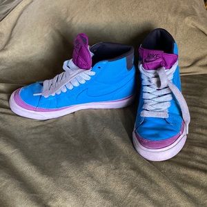 Nike bright beautiful vintage high top Nike athletic shoes 8